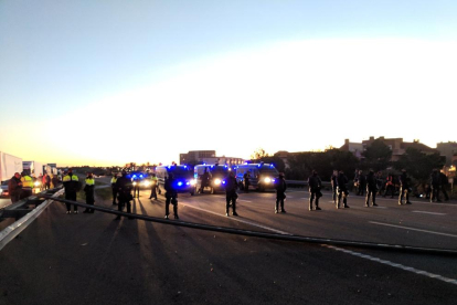 Los antidisturbios en la AP-7 en l'Ampolla.