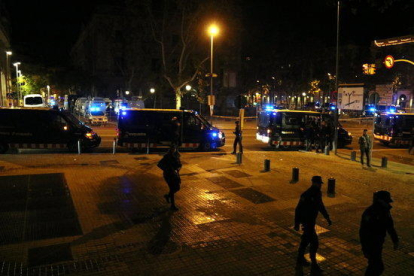 La plaça d'Antonio López, entre Via Laietana i Passeig de Colom, amb furgonetes policials i agents.