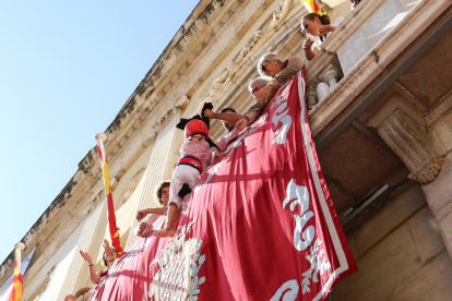 Subida del enxaneta del pilar andando|caminando de los Niños de Tarragona al balcón del ayuntamiento