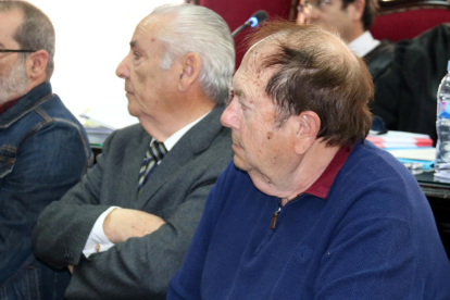 Pla mig de Miguel Uroz (exalcalde i exregidor d'Urbanisme de Querol) i Jordi Riera (promotor), acusats en la suposada trama de corrupció urbanística a Querol, en el judici a l'Audiència de Tarragona. Imatge del 6 d'abril del 2018