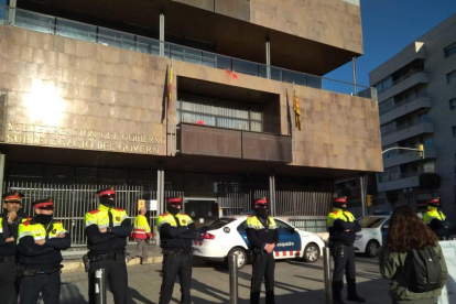 Els manifestants han llançat ous de pintura a la façana de la subdelegació del govern.