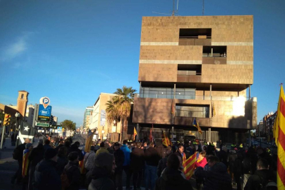 Els manifestants s'han aturat davant la subdelegació del govern espanyol a Tarragona.