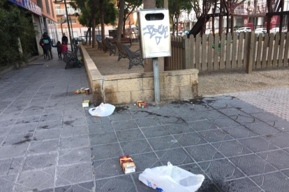 Restos de 'botellón' cerca de la Tabacalera.