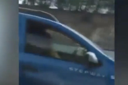 Captura de imagen del vídeo que grabó un conductor en la autopista.