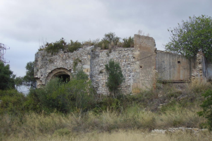 Imagen del despoblado de Mongons, en Tarragona, con los restos de la iglesia románica.