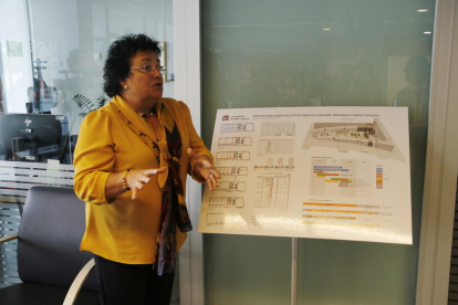 La rectora Figueras mostra els planells del projecte de les noves facultats al campus Catalunya.