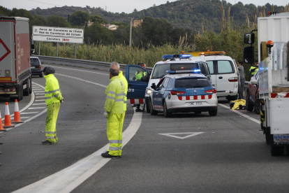 El punto del accidente mortal en la N-340 en Tarragona, con el vehículo y agentes y funeraria trabajando.