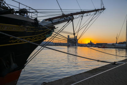 Imagen del Clipper Stad Amsterdam, atracado en el Moll de Costa del Port de Tarragona.