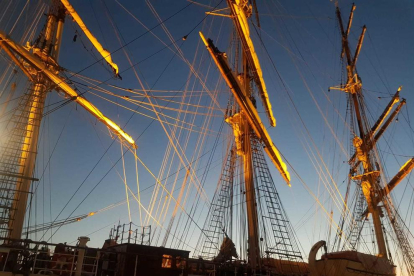 El Clipper Stad Amsterdam, iluminado de noche en el Port de Tarragona.