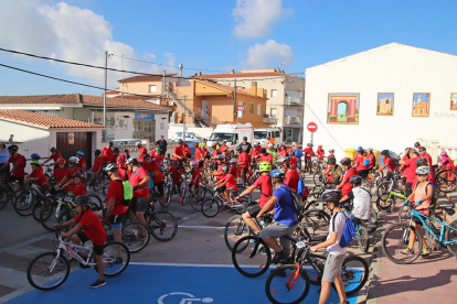 Més de cent ciclistes de totes les edats van pedalar a Roda el passat diumenge.