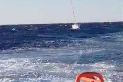 Salvamar Fomalhaut ha remolcado el velero hasta el puerto de l'Ametlla de Mar.