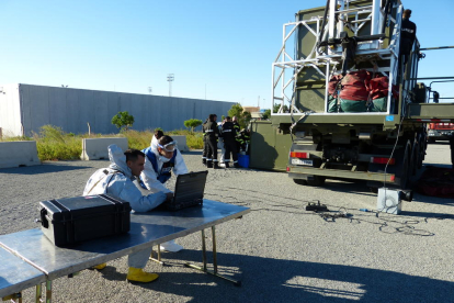 Diferentes agentes de emergencias formándose en el simulacro de este miércoles en la nuclear Vandellòs II.