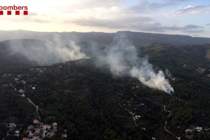 El foc compta amb tres focus entre la zona de La Roureda i el Coll del Perelló.