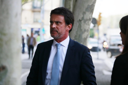 L'exprimer ministre francès Manuel Valls arriba a la Llotja de Mar de Barcelona.