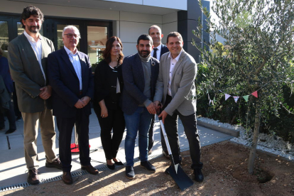 El conseller de Treball, Chakir El Homrani; l'alcalde d'Alcover, Robert Figueras; la directora del Centre de Dia, Mercè Rodríguez i altres autoritats en la inauguració del nou equipament