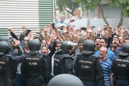 Imagen de la policía envolvente el Instituto Tarragona el de Octubre de 2017.