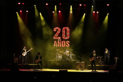 Jarabe de Palo damunt l'escenari de la Tàrraco Arena Plaça de Tarragona en el concert de comiat dels 20 anys.