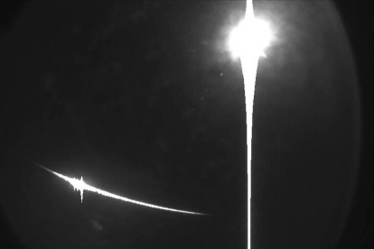 Imatge captada pel servei de meteorits de la Universitat de Navarra del fenomen, a l'esquerra, i la lluna, a la dreta.