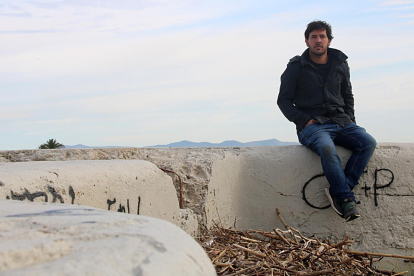 El cineasta Laureano Clavero, director de 'Fortificacions oblidades', assegut al fortí de la Guerra Civil de primera línia de mar a Cubelles.