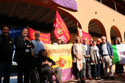 Foto de família de l'acte commemoratiu dels 80 anys del comiat de les Brigades Internacionals a l'Espluga de Francolí amb la consellera Ester Capella en una composició que busca reproduir una foto de l'època.