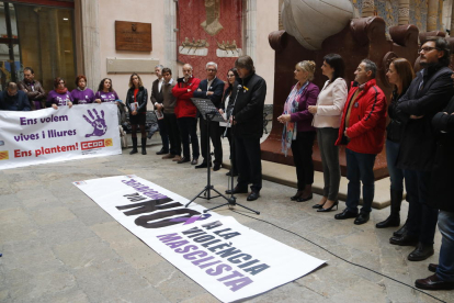 Pla general de la lectura del manifest contra la violència envers les dones a Tarragona, amb el secretari municipal, Joan Anton Font, llegint. Imatge del 23 de novembre de 2018