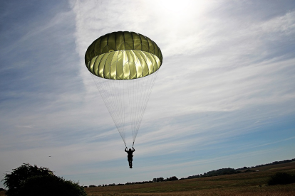 Imagen de archivo de un paracaidista.