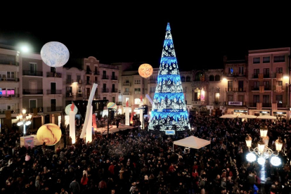 El árbol de Navidad a la plaza del Mercadal, iluminado desde este viernes.