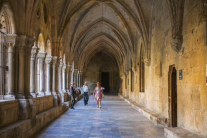 El claustre de la Catedral és un dels millors exemples del gòtic català, tot i que la seva construcció va començar al segle XII.