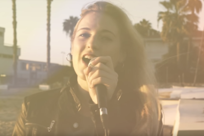 La cantautora vallenca en una imatge del videoclip.