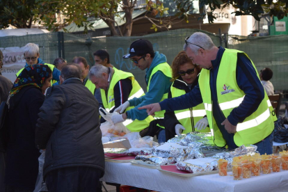 Els voluntaris repartint menjar