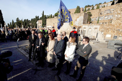 El pressident i diversos consellers del Govern català durant l'ofrena floral a la tomba de Francesc Mcià.