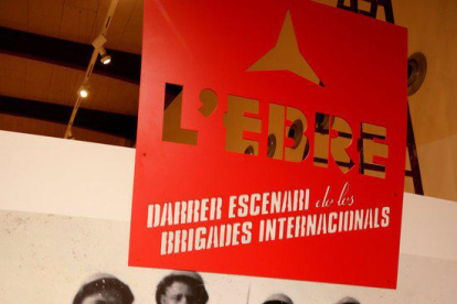 Imatge del cartell d'entrada a l'exposició 'L'Ebre. Darrer Escenari de les Brigades Internacionals'.