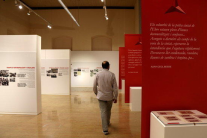 Plano general de la exposición sobre los brigadistas internacionales a la batalla del Ebro en el Museu de les Tierres de l'Ebre.