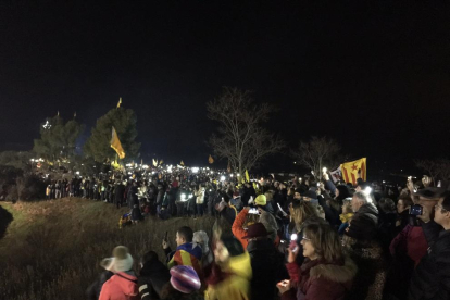 Imagen de las personas concentradas ante la prisión de Lledoners.