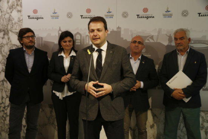 El secretario general del Deporte, Gerard Figueras, en rueda de prensa con representantes del Ayuntamiento de Tarragona y la Generalitat.