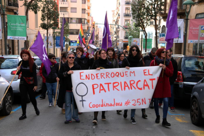 Els manifestants en la protesta contra les violències masclistes a Tarragona en el Dia Internacional per a l'eliminació de la violència envers les dones.