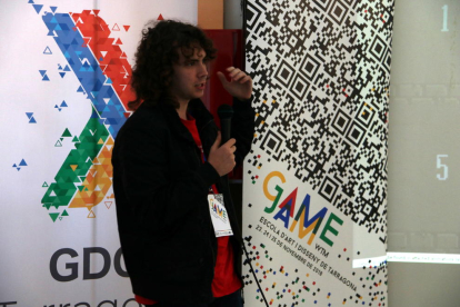 Un dels participants de la GameJam a Tarragona durant la presentació del seu projecte de videojocs.