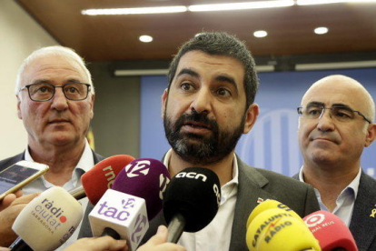 El conseller de Treball, Assumptes Socials i Famílies, Chakir El Homrani, en rueda de prensa con el delegado del Gobierno en Tarragona, Òscar Peris, y el director de los servicios territoriales, Francesc Tarragona.