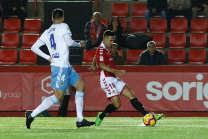 Imatge de Manu del Moral en una jugada del partit entre el Nàstic i el Zaragoza d'aquesta temporada al Nou Estadi.