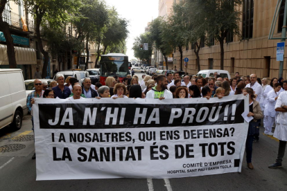 Los trabajadores del Hospital de Santa Tecla sosteniendo una pancarta en medio de la Rambla Vella.