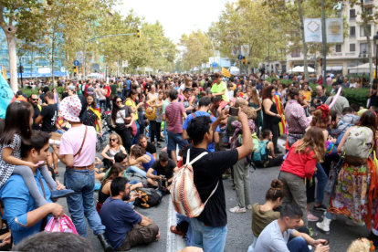 Concentració a la Gran Via de Barcelona per rebutjar les càrregues policials durant l'1-O.