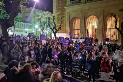 Centenars de tarragonins es manifestaven ahir contra la violència masclista davant el jutjats.