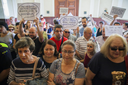 Els veïns van omplir el saló de plens de pancartes i molts es van haver de quedar a la rotonda.