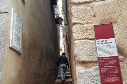 El carrer de les Abraçades, on dues persones no poden passar al mateix temp, sense abraçar-se.