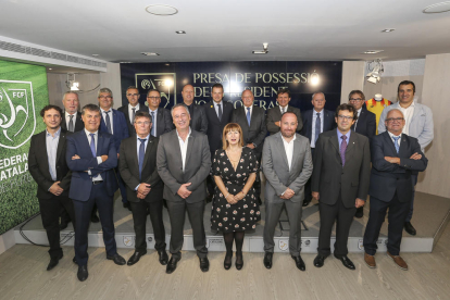 El nuevo presidente de la Federació Catalana de Futbol, en una fotografía de familia con los asistentes.