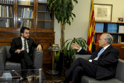 El vicepresident del Govern català , Pere Aragonès, i el president de la Fundació 'la Caixa', Isidre Fainé.