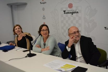 La presidenta de la Fundació Tarragona Smart Mediterranean City, Begoña Floria: el regidor responsable d'Ocupació, Francesc Roca; i la presidenta d'Iniciativa Barcelona Open Data, Lourdes Muñoz.