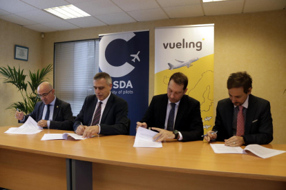 Òscar Peris, Pere Padrosa, Alberto Hernández e Ivan Lara durante la firma del convenio entre el Cesda i Vueling en Reus.
