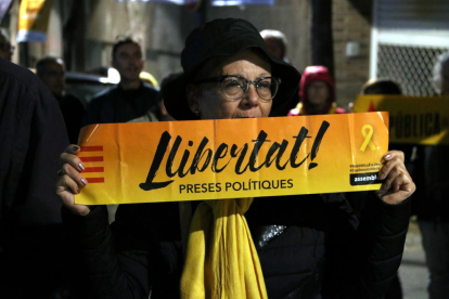 Una manifestant amb un cartell que demana la llibertat de les preses polítiques en la protesta convocada pel CDR de Tarragona per reclamar una república efectiva.