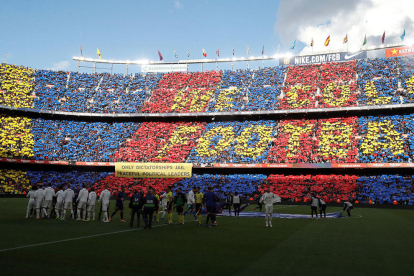 Imatge del mosaic que els aficionats han fet al Camp Nou abans de l'inici del partit.